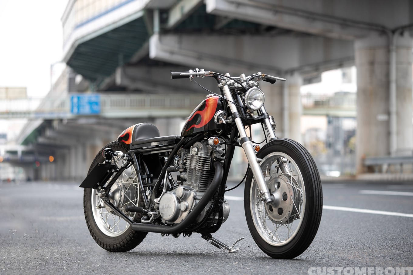 ビビッドサイクルのヤマハ SR400のフラットトラッカーカスタム 1994年