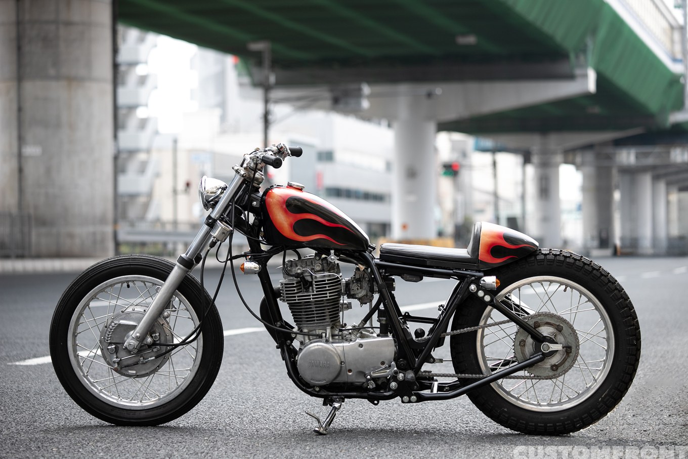 ビビッドサイクルのヤマハ SR400のフラットトラッカーカスタム 1994年