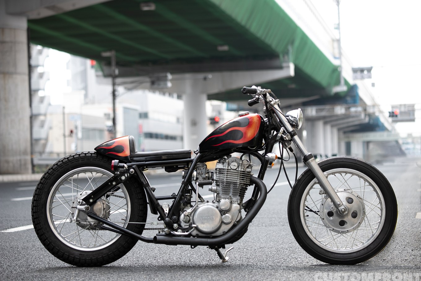ビビッドサイクルのヤマハ SR400のフラットトラッカーカスタム 1994年