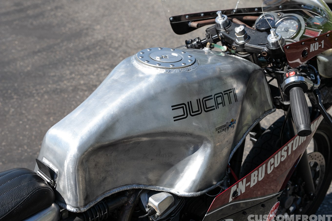 ストリートカフェレーサーのDUCATI MHR900 1986年のガスタンク