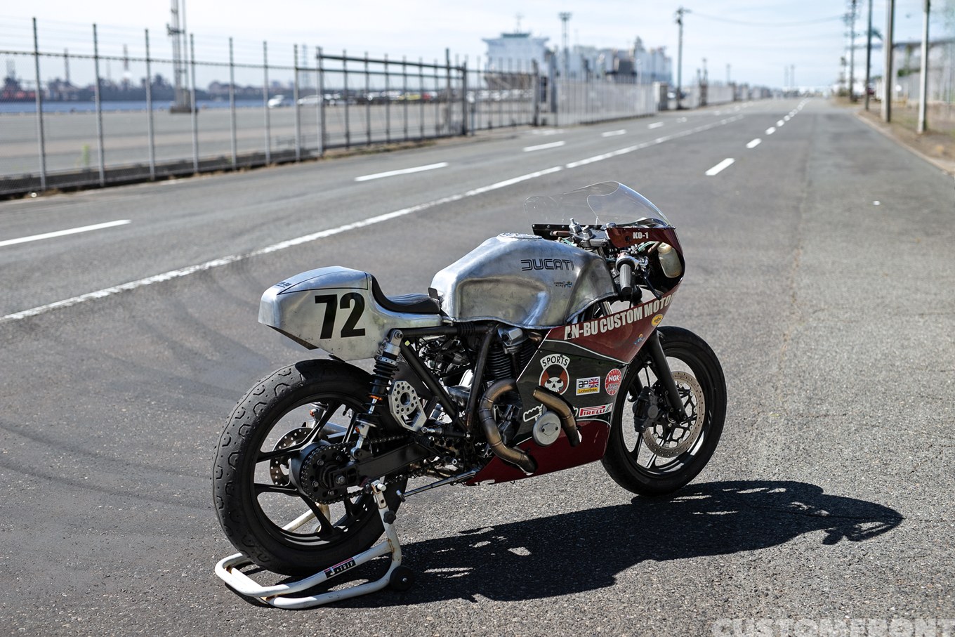 AN-BU CUSTOM MOTORSのストリートカフェレーサースタイルのDUCATI MHR900 1986年