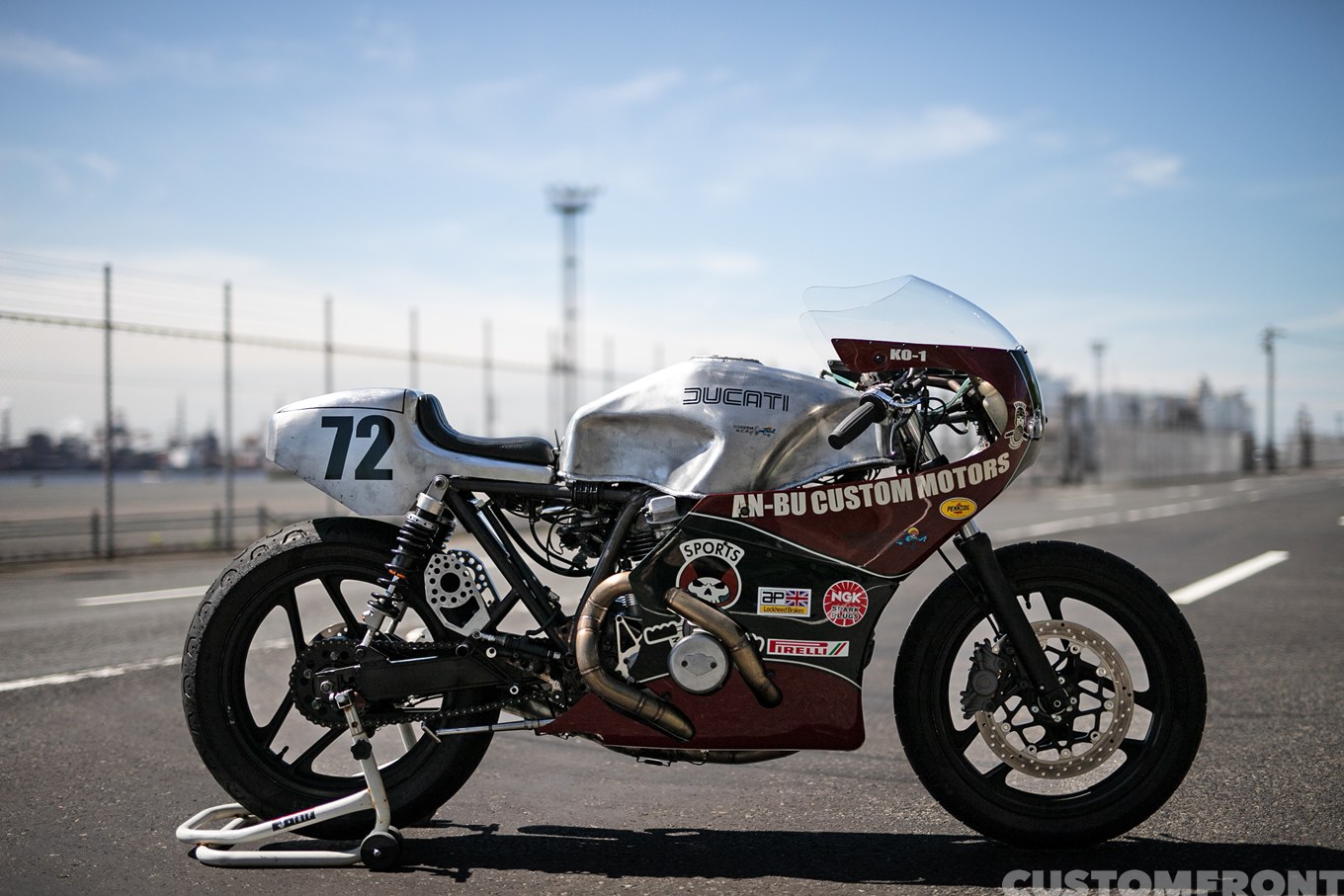 AN-BU CUSTOM MOTORSのストリートカフェレーサースタイルのDUCATI MHR900 1986年
