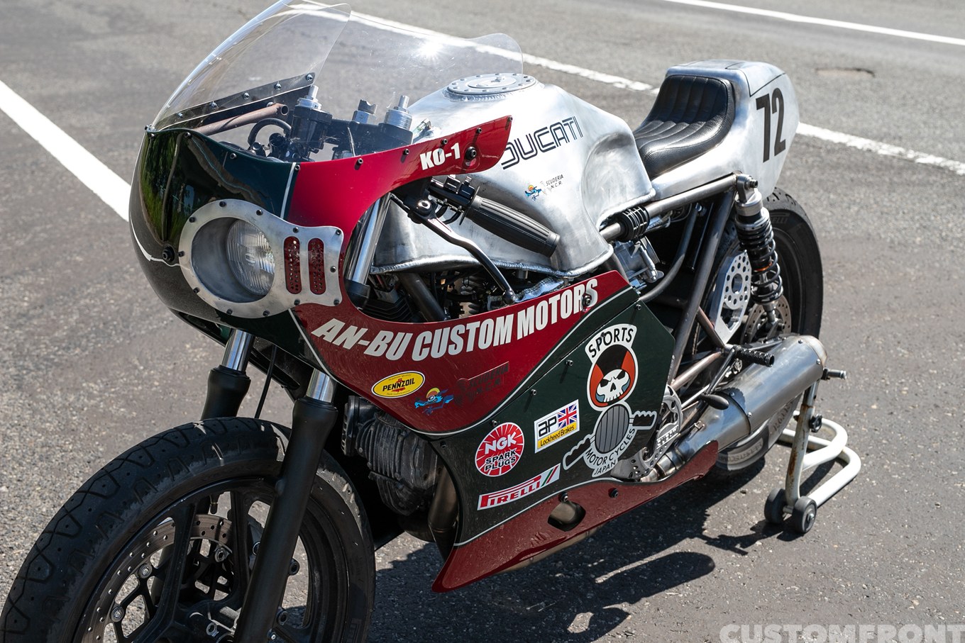 ストリートカフェレーサーのDUCATI MHR900 1986年のフロントカウル