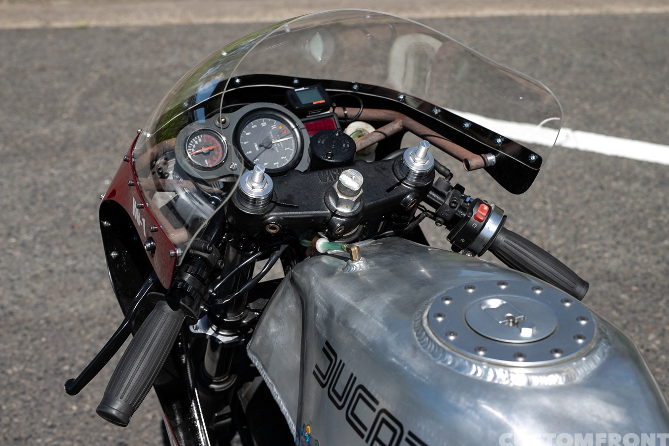 ストリートカフェレーサーのDUCATI MHR900 1986年のハンドル