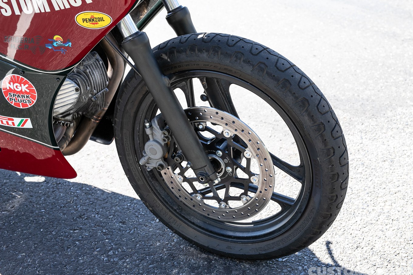 ストリートカフェレーサーのDUCATI MHR900 1986年のフロントホイール