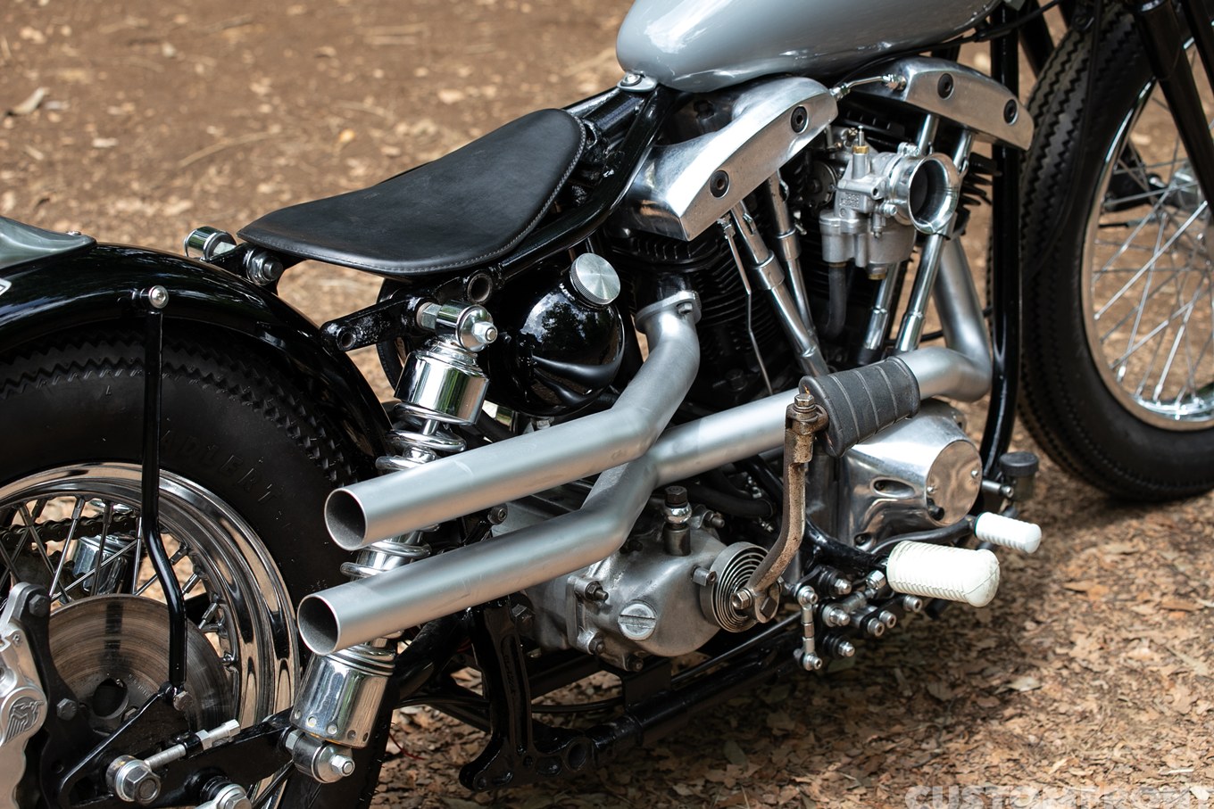 ショベルヘッド FXE 1976年のボバースタイルチョッパーのマフラー