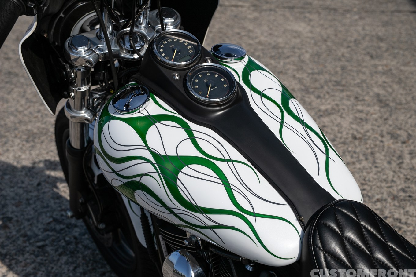 ツインカムダイナローライダー(FXDL)のクラブスタイルカスタム 2012年のガスタンク