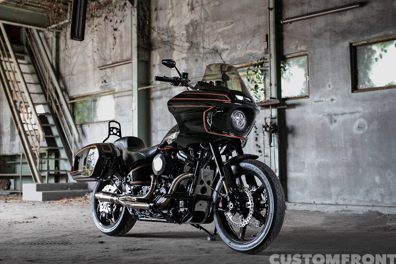 EIGHT MOTOR CYCLEのハーレー ソフテイルローライダーST（FXLRST）2023年のFXRフレームカスタム