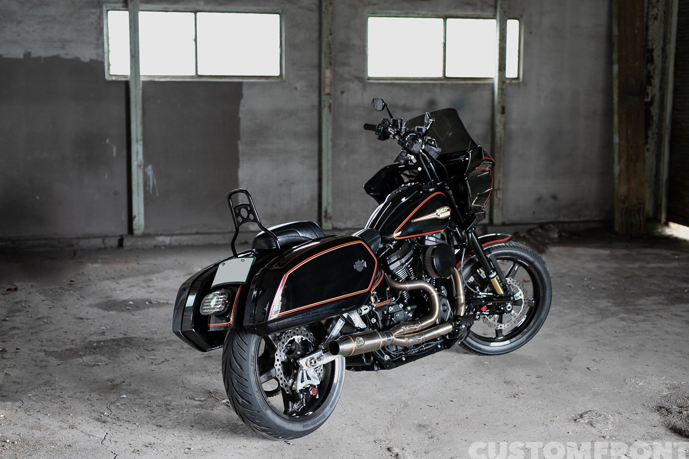 EIGHT MOTOR CYCLEのハーレー ソフテイルローライダーST（FXLRST）2023年のFXRフレームカスタム