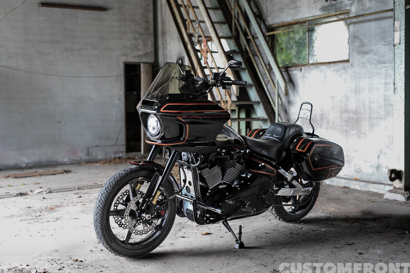 EIGHT MOTOR CYCLEのハーレー ソフテイルローライダーST（FXLRST）2023年のFXRフレームカスタム