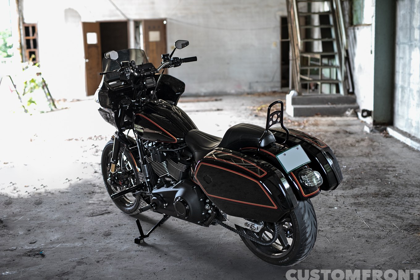 EIGHT MOTOR CYCLEのハーレー ソフテイルローライダーST（FXLRST）2023年のFXRフレームカスタム