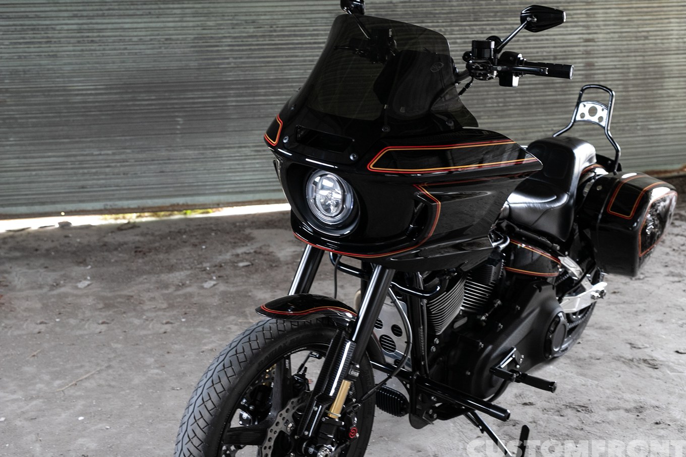 ソフテイルローライダーST（FXLRST）2023年のFXRフレームカスタムのフロントエンド