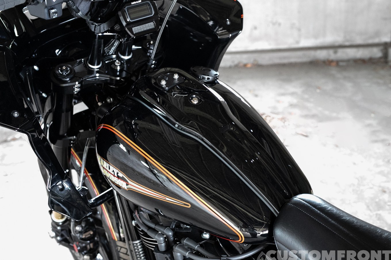 ソフテイルローライダーST（FXLRST）2023年のFXRフレームカスタムのガスタンク